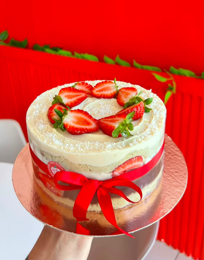 Bolo de morango com coco da Forte e Fit: confeitaria saudável, sem glúten, sem lactose e sem açúcar